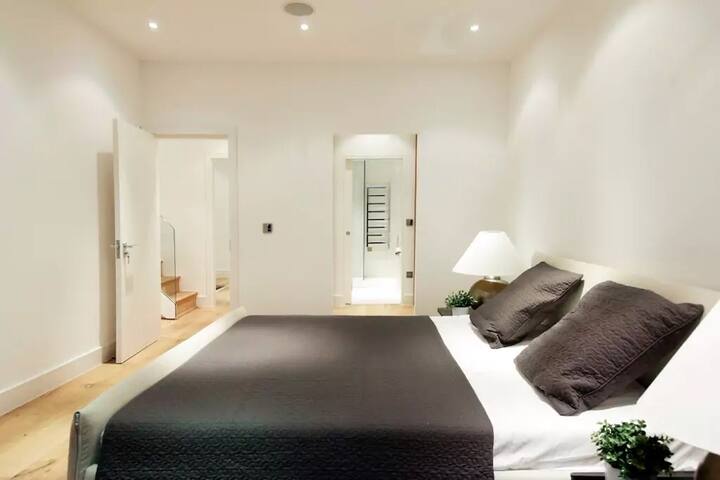 Elegant and Stunning 3 Bedroom and 3 Bathroom with AC in Kensington gallery image 5