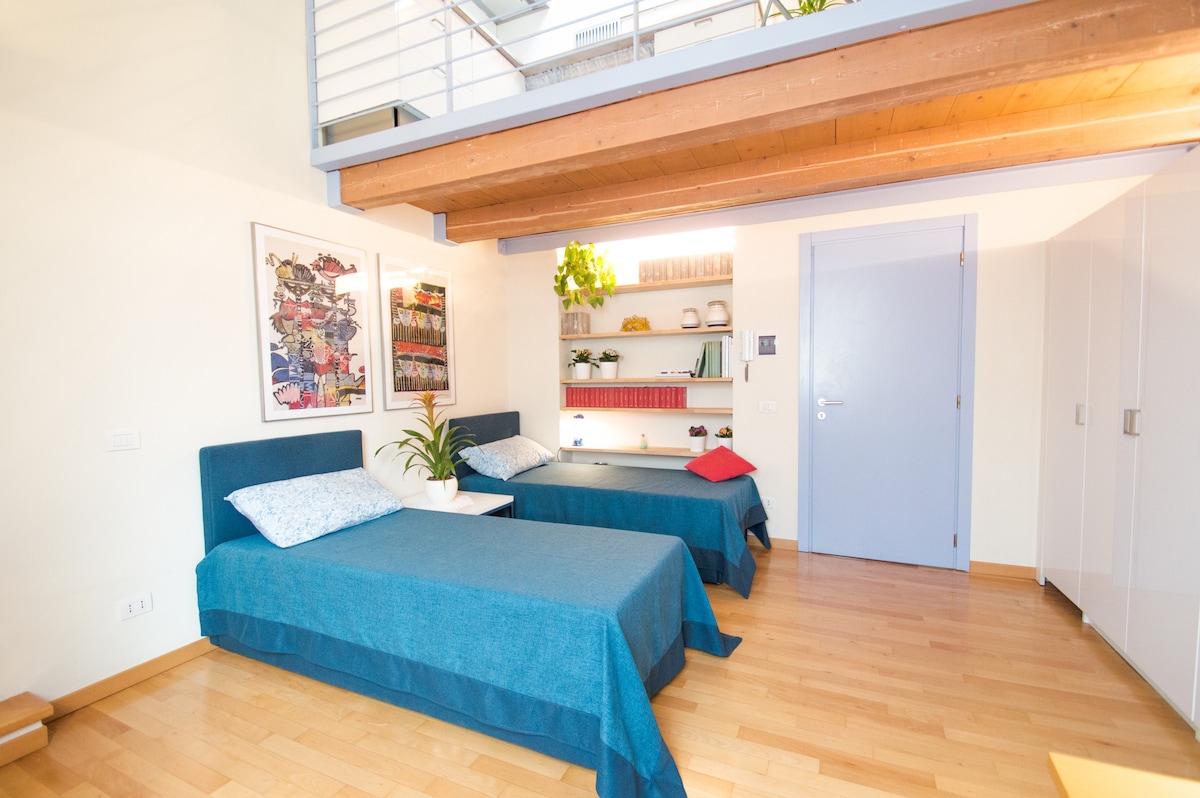 阁楼下设有两张单人床的区域