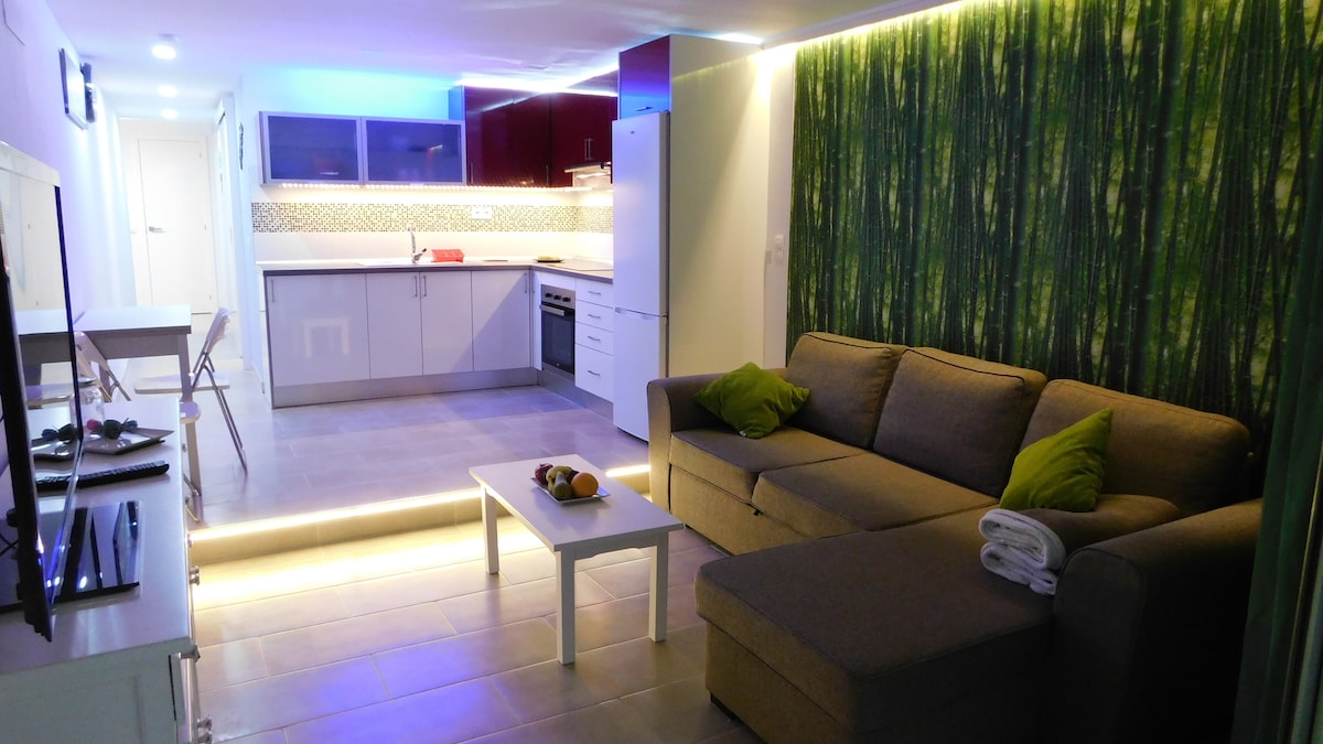 Dhoma e ndenjjes me tavolinë ngrënieje të bollshme. 