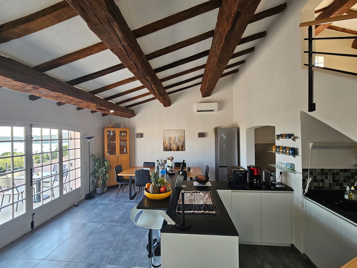 Top Airbnb: Charming & Authentic Sea View Villa, Walking Distance to Beach in Saint Raphaël