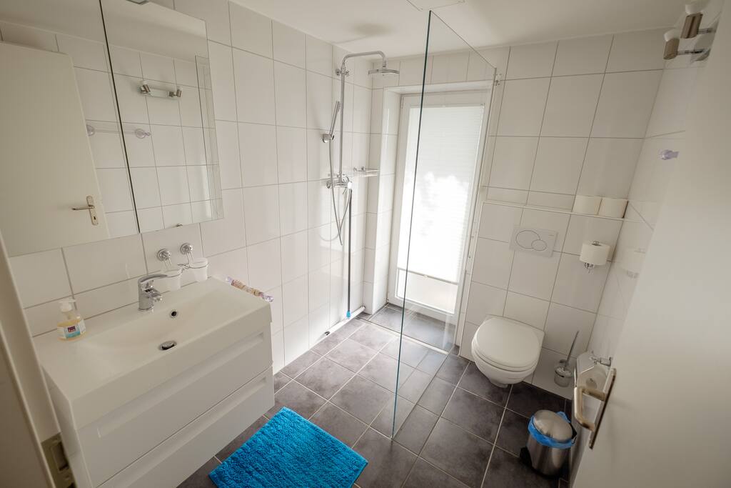 Modernes Badezimmer mit Dusche.