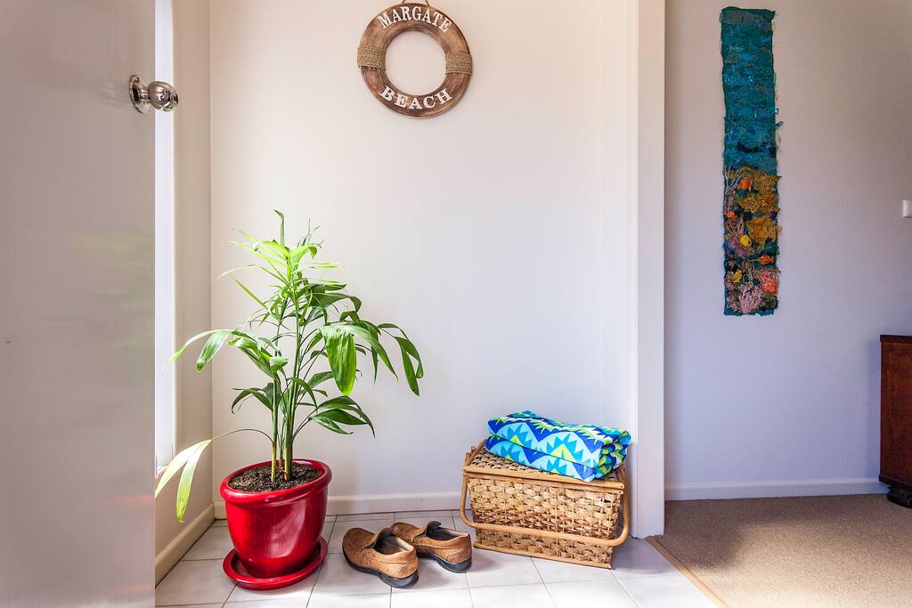 Take a picnic to the beach, lagoon or playground all only a few minutes walk