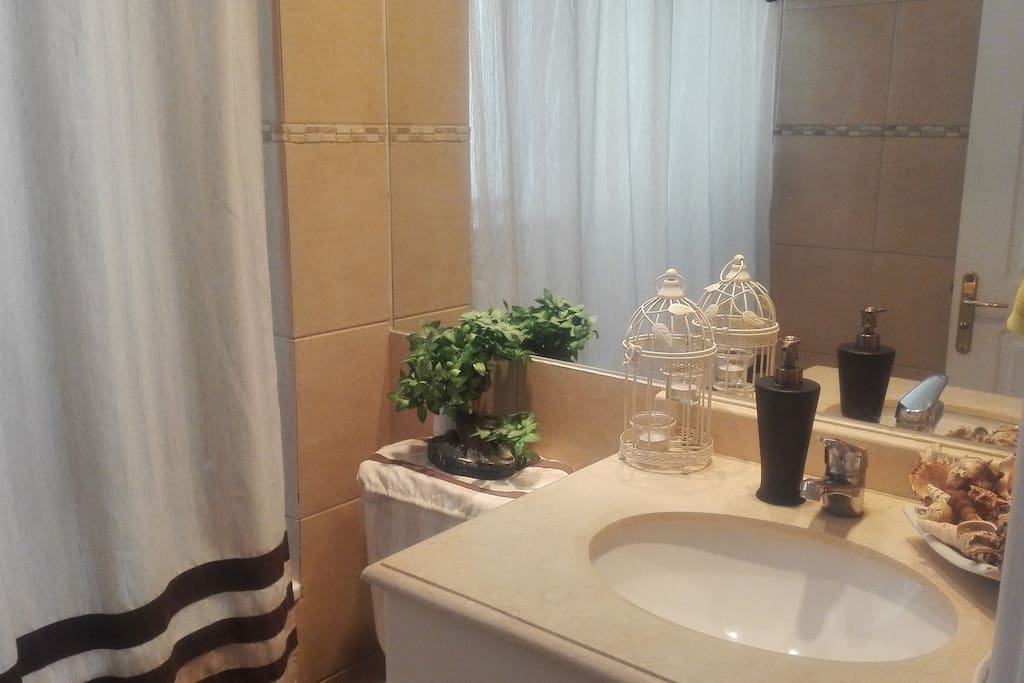 Baño huéspedes