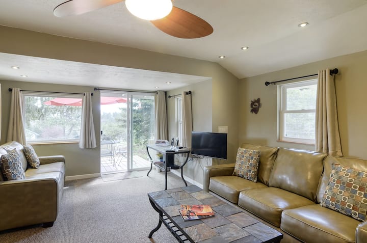 Მისაღები ოთახი დასაკეცი ტახტით ბავშვებისთვის.