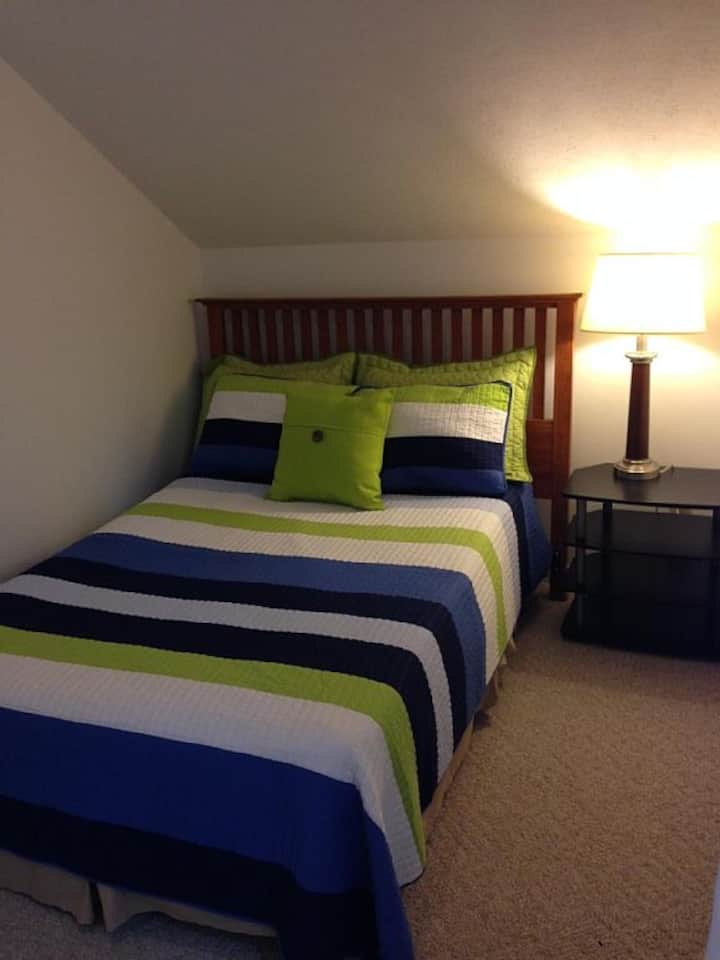 Habitación de invitados en el nivel superior con cama tamaño queen.