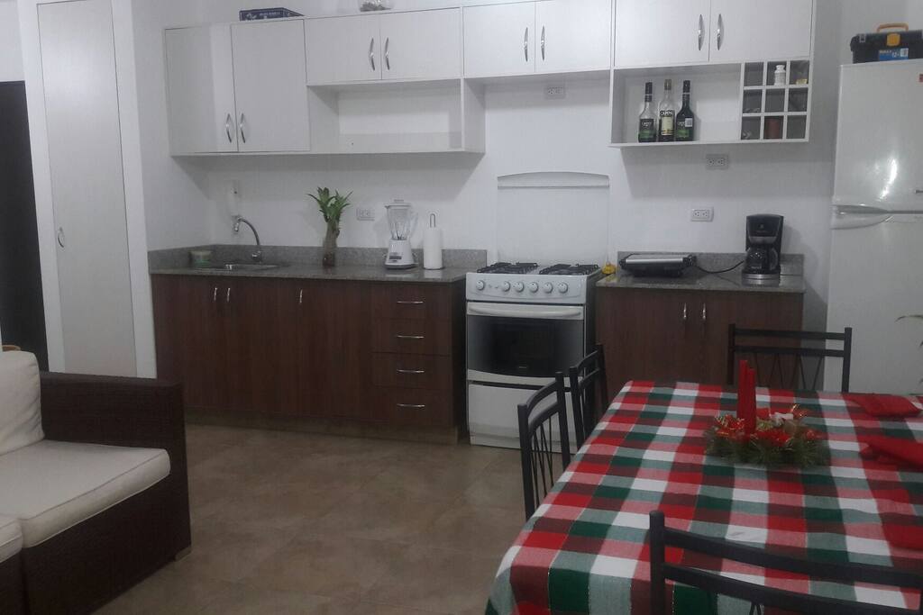 Cocina, sala comedor con utensilios para usar