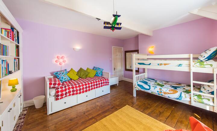 Camera per bambini allestita con letto singolo invece che matrimoniale.