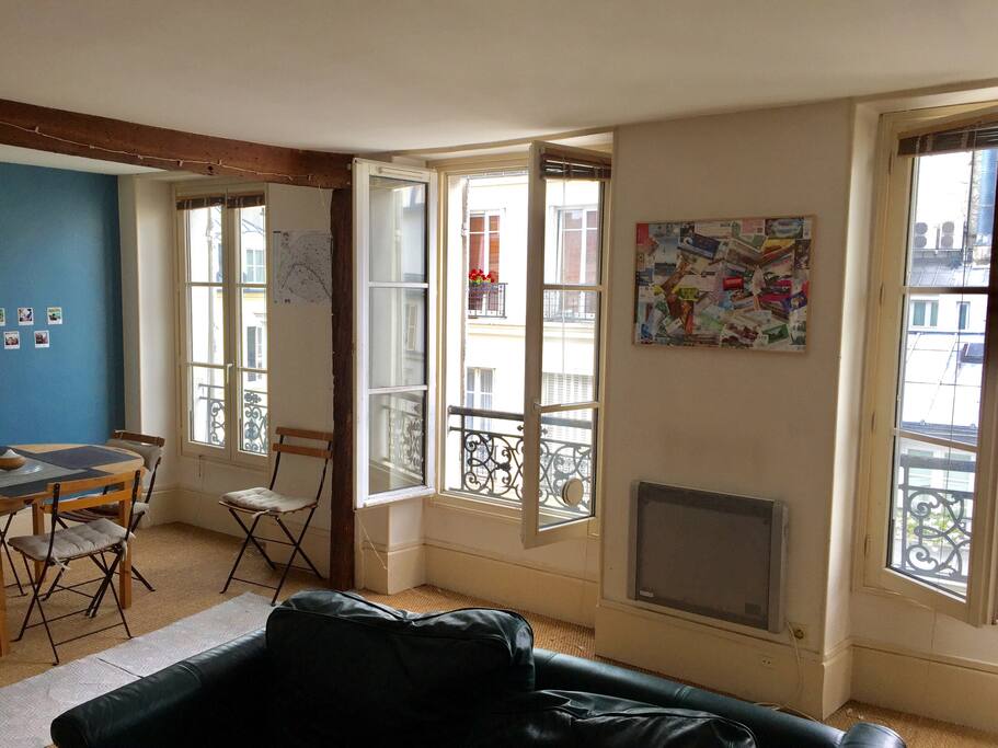 Salon + salle à manger avec table et 5 chaises.