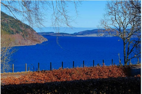 Luxury en-suite room, Loch Ness view & breakfast