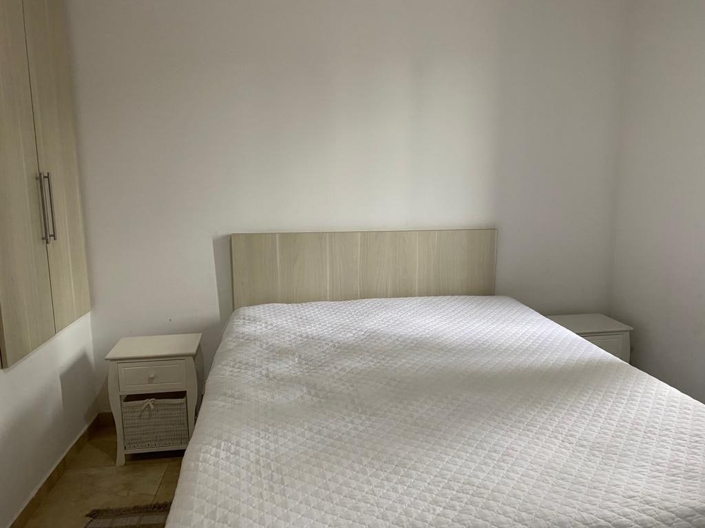 Izba s 1 manželskou posteľou a 1 samostatným lôžkom