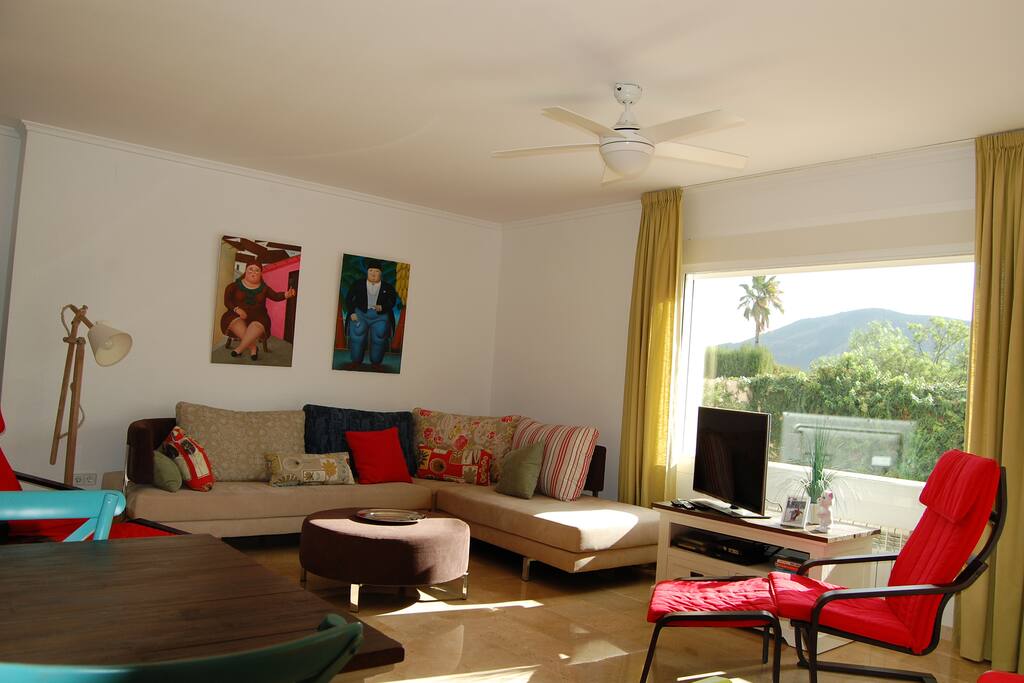 Woonkamer met uitzicht op de Siera Helada, Albir en Benidorm.