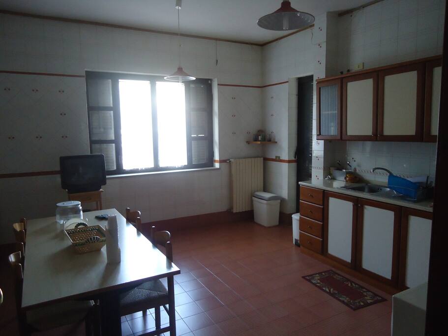 cucina con aperture su viale interno