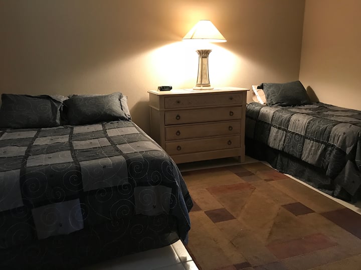 Dormitorio, una cama de matrimonio.
 Cama individual y baño