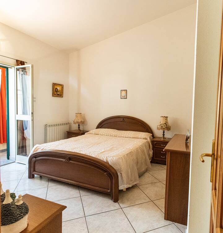 غرفة النوم الرئيسية مع شرفة/مخرج حديقة موسيقية