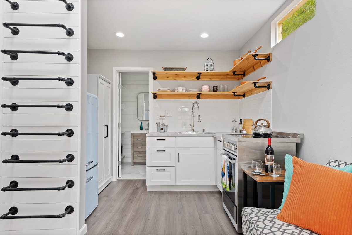 Tiny House, Big Personality w/ Hot Tub