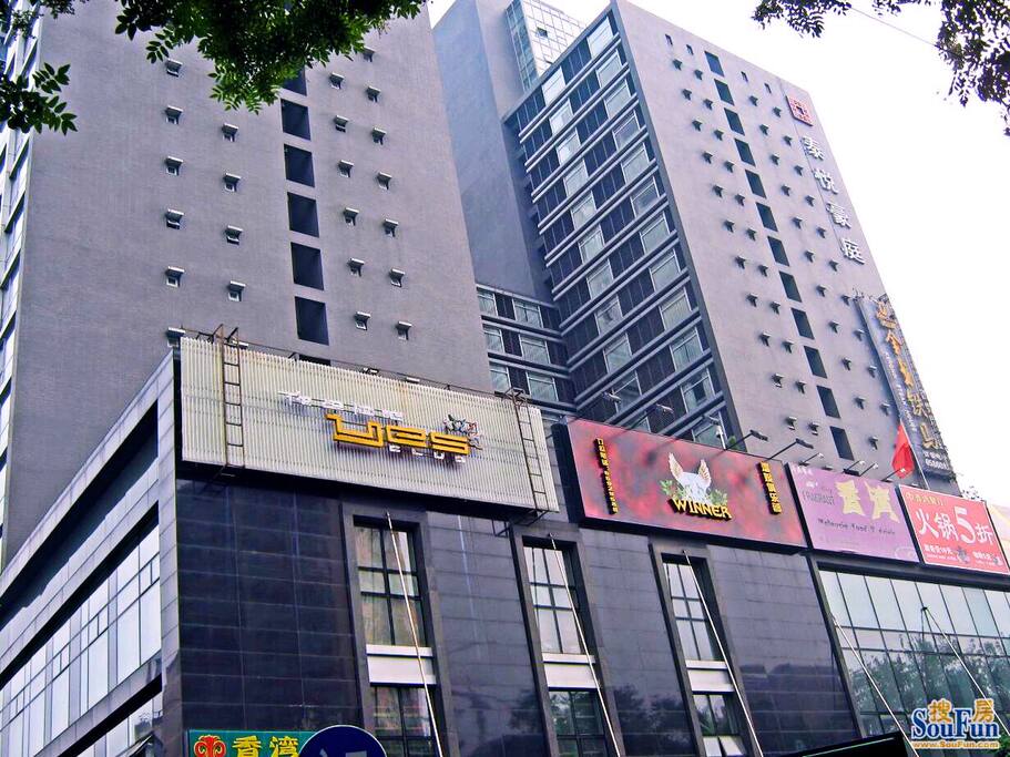 本公寓泰悦豪庭外观,楼下有餐厅、咖啡厅、啤酒屋