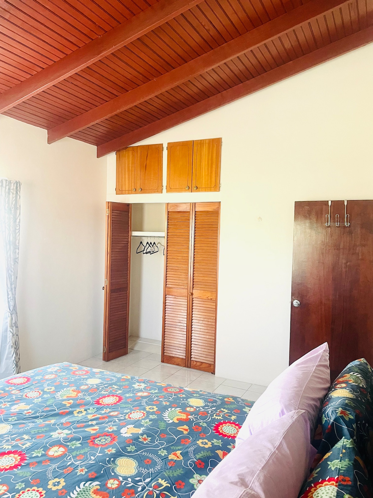 宽敞的主卧室衣柜。