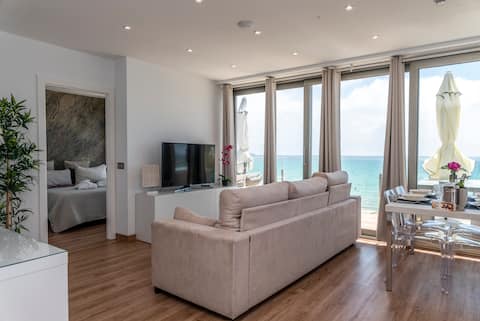 Airbnb con mejor rendimiento: Premium Penthouse Suite, 1st line of the beach en Palma