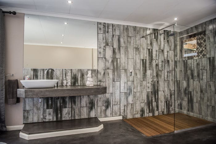 Bomba la mvua katika chumba cha tano cha kulala