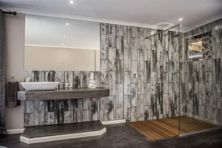 Shower in fifth bedroom