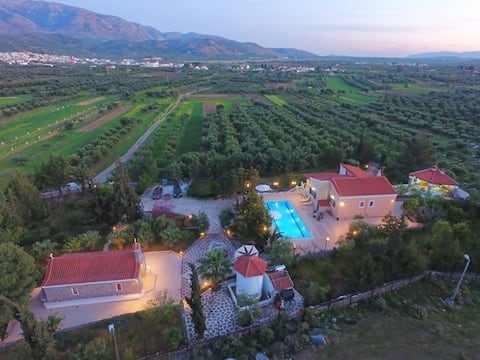 Popular Airbnb listing: Villa-AnnaMaria, privacy, huge pool,mountain view! in Δήμος Μινώα Πεδιάδος