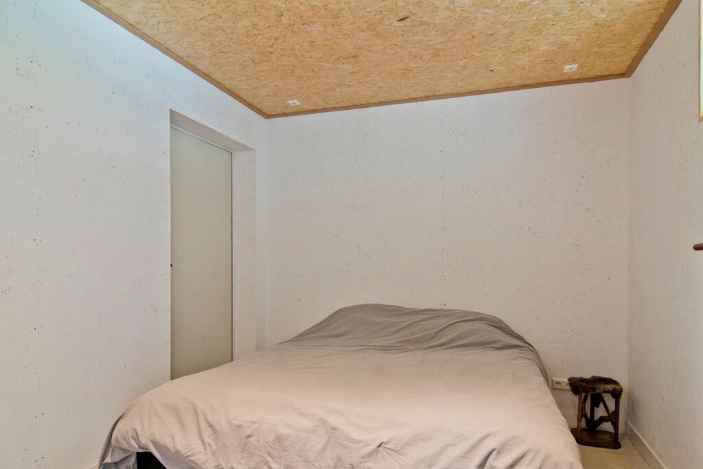 Slaapkamer met auping tweepersoonsbed (mogelijkheid tot tweepersoons luchtbed in de woonkamer)