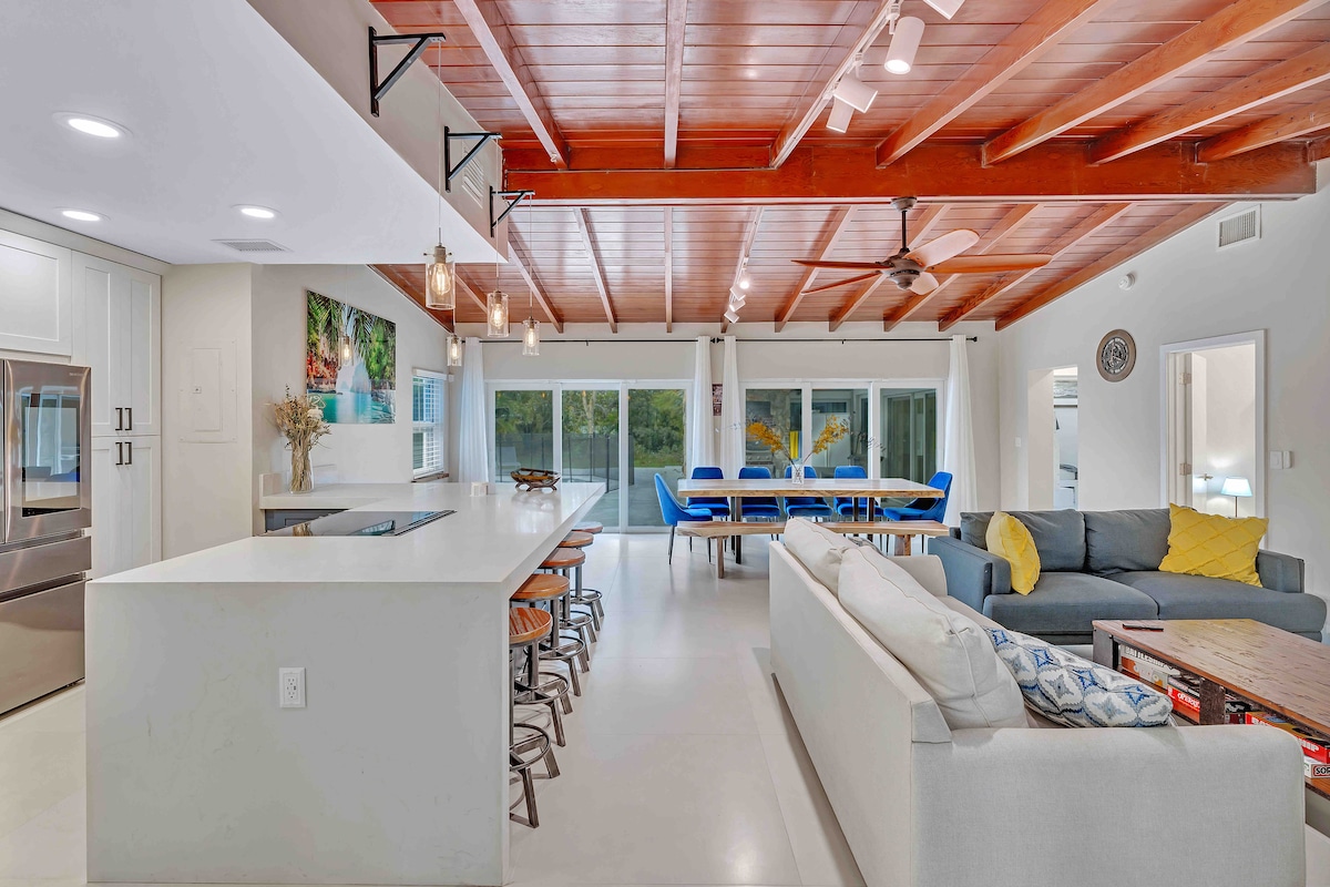 Top performing Airbnb: ❤️ Rare ❤️ Hidden Getaway Heated Pool 1.5 acres! in Dania Beach