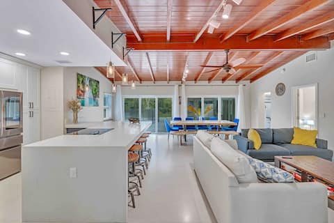 Top performing Airbnb: ❤️ Rare ❤️ Hidden Getaway Heated Pool 1.5 acres! in Dania Beach