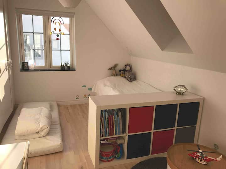 ห้องนอนพร้อมเตียงเดี่ยว 90 x 200 ซม. และที่นอนขนาด 80 x 200 ซม.