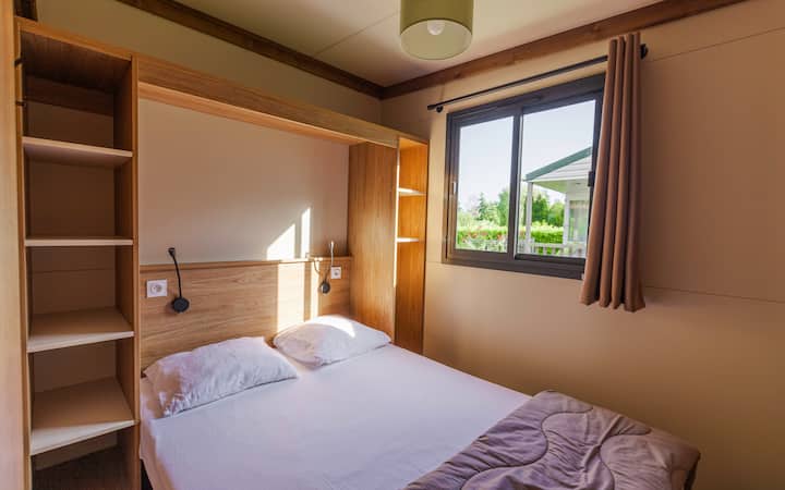 Შედის ორადგილიანი ოთახი, თეთრეული და პირსახოცები