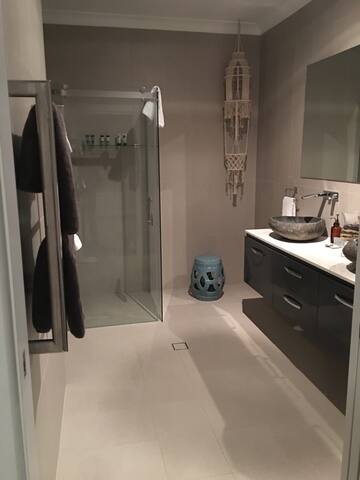 LARGE FAMILY HOME gallery image 4