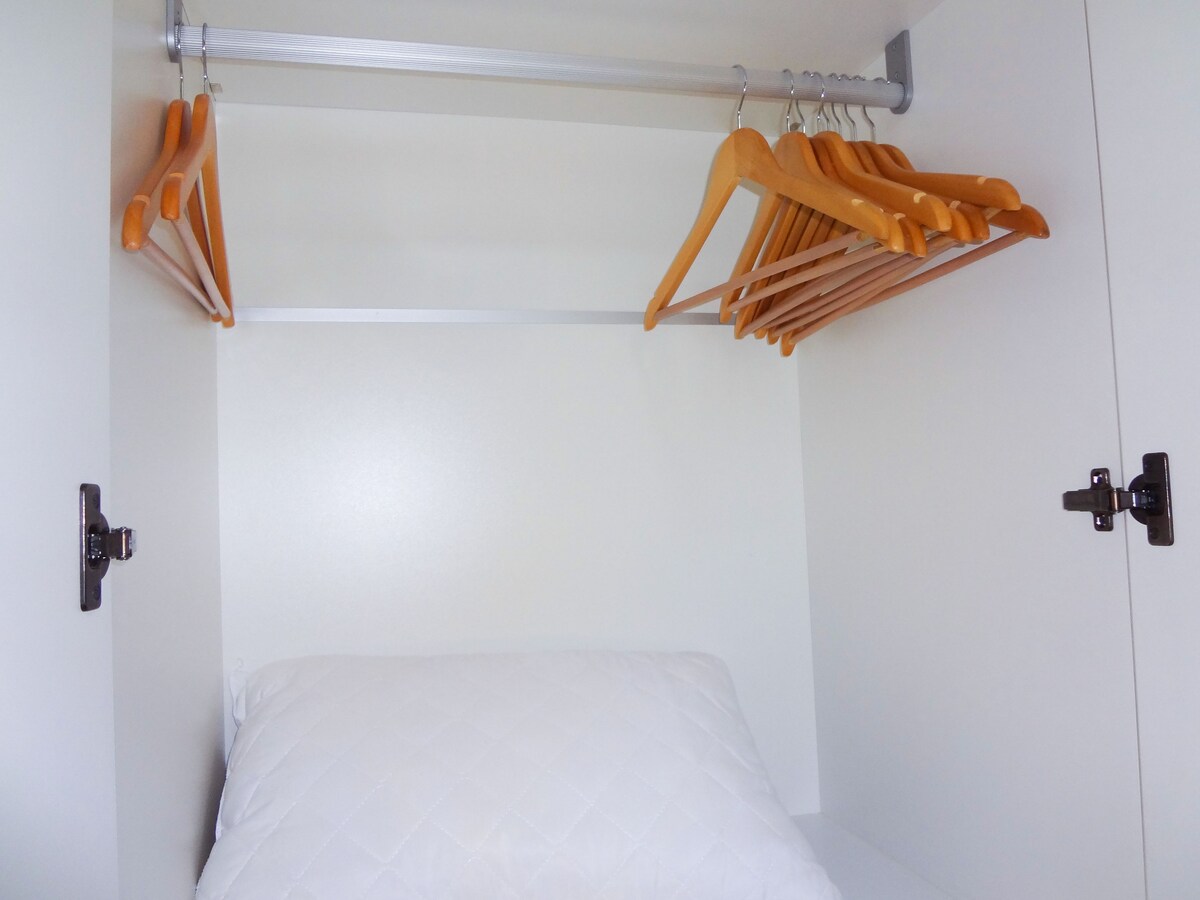 Обезбедуваме закачалки во 03 гардероби