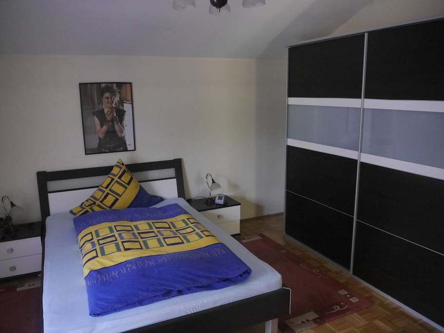 Schlafzimmer 1 mit Balkon 1