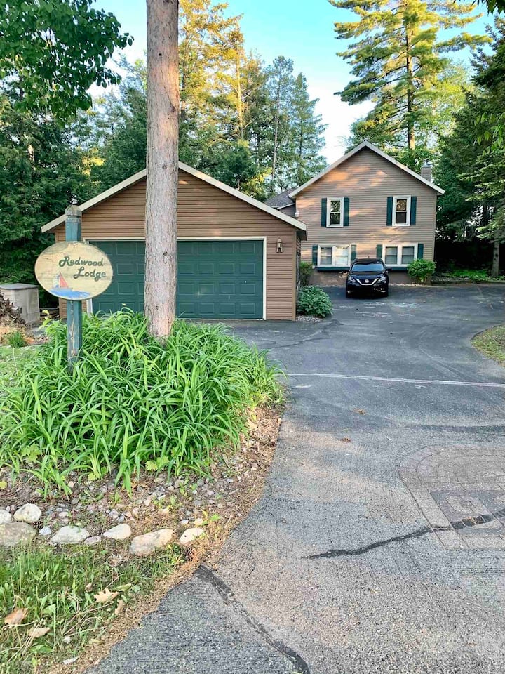 YearRound Kelly Lake Fun at The Redwood Lodge! Cottages for Rent in