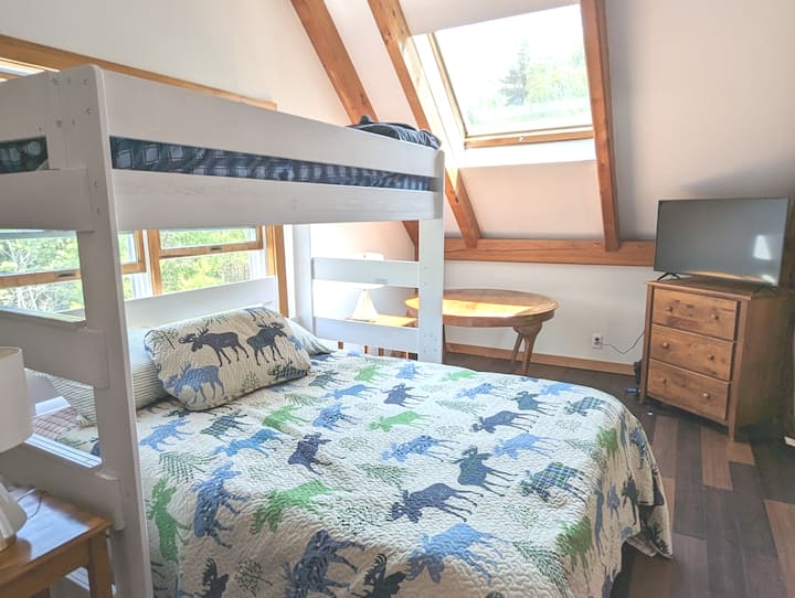 Litera Queen/ twin Moose en la planta superior, escalera que se muestra aquí, televisor Roku, tragaluz y un gran área de almacenamiento en el armario.