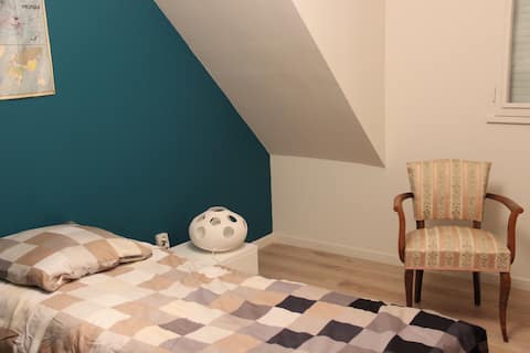 Chambre/ Studio avec salle de bains privative.