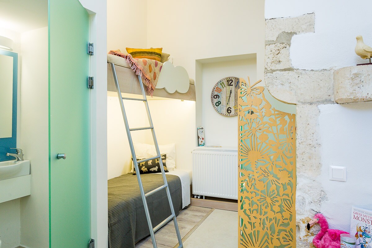 Двуетажни легла