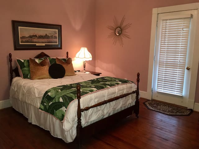 Historic BnB suite with PRIVATE entrance