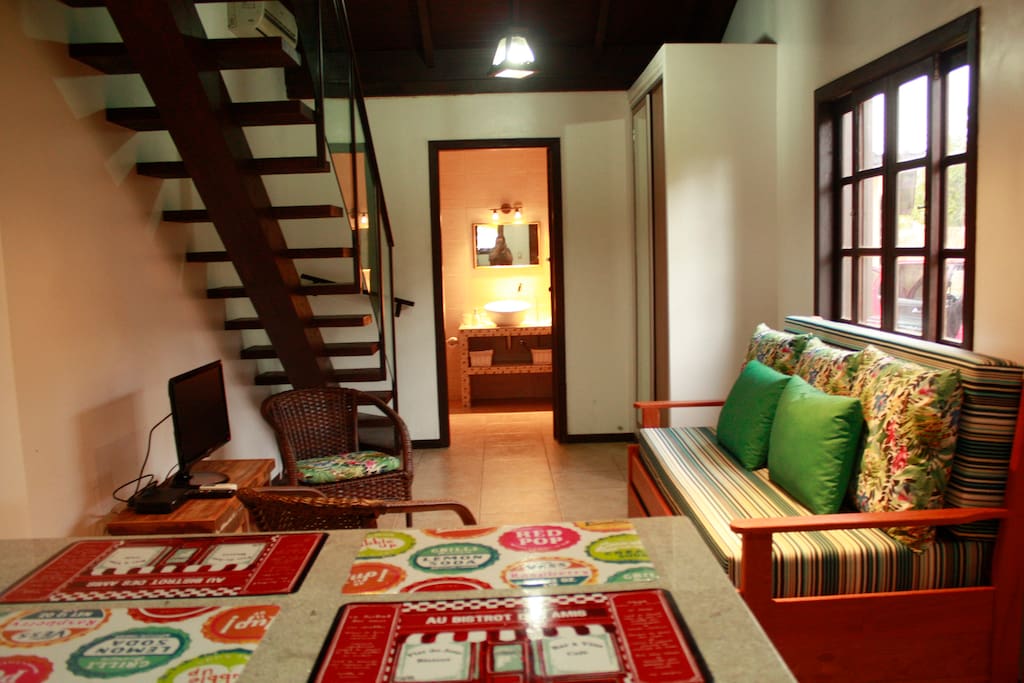 Sala de estar e sofá tricama.