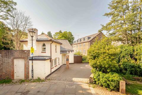 Elegant parkland Cottage, prime location St Albans