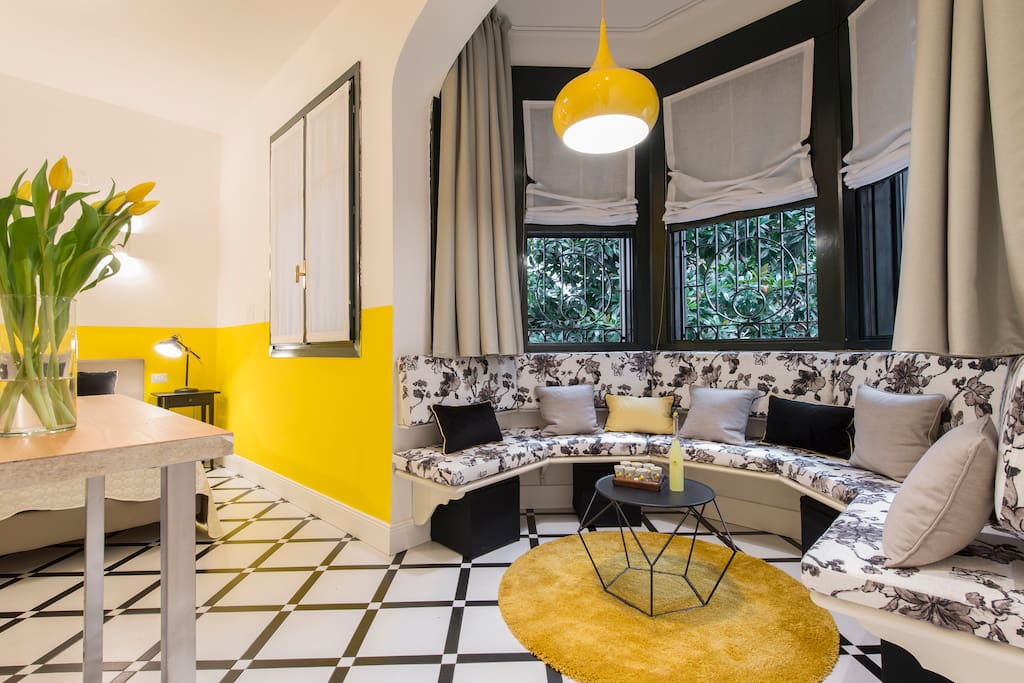 YELLOW: Suite deluxe - living room corner with bow windows