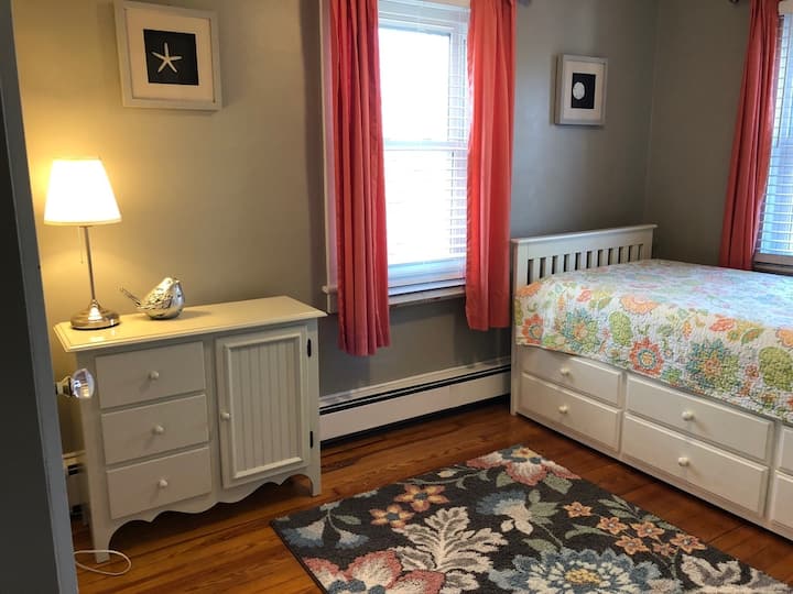 Трета спална соба со биро и плакар