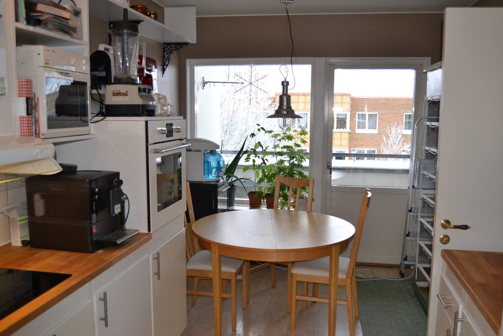 Köksbord med utsikt över innergård