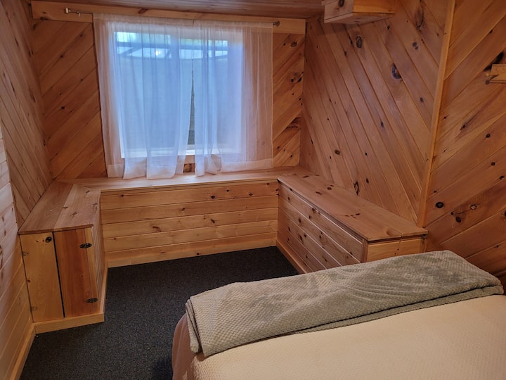 Chumba cha chini cha kulala kilicho na dirisha angavu la egress. 