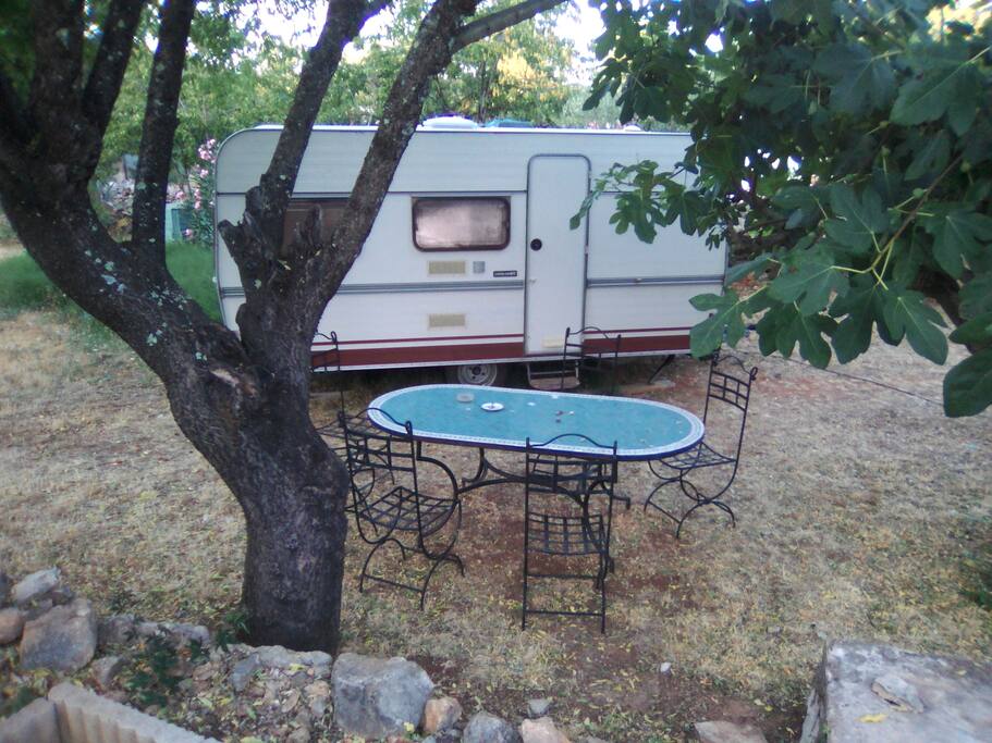 Devant, table et 6 chaises de jardin