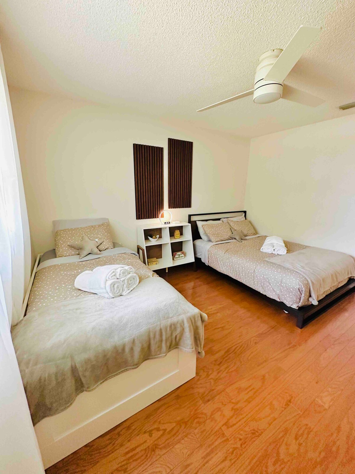 Queensize bed en twee eenpersoonsbedden (met uitschuifbed)