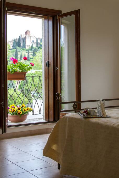 suggestiva vista sul castello dalla camera da letto