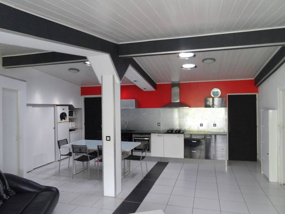 séjour et cuisine avec entrée des deux chambres (portes noires)