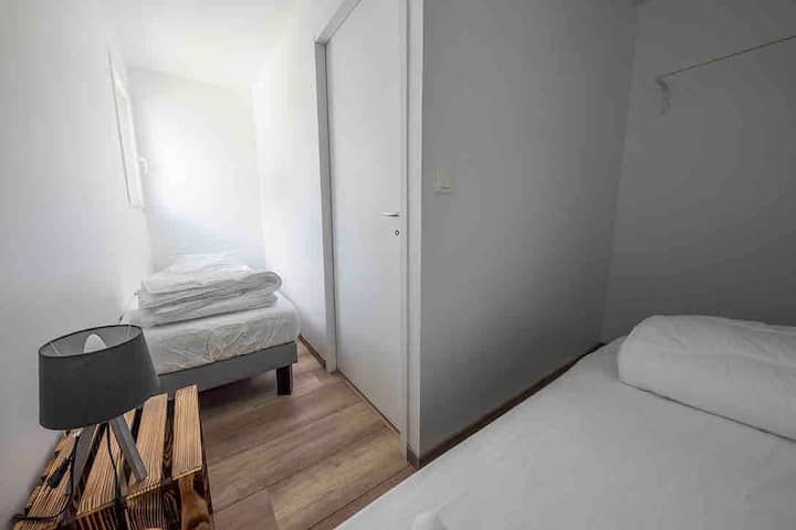 غرفة نوم بسريرين 80 سم