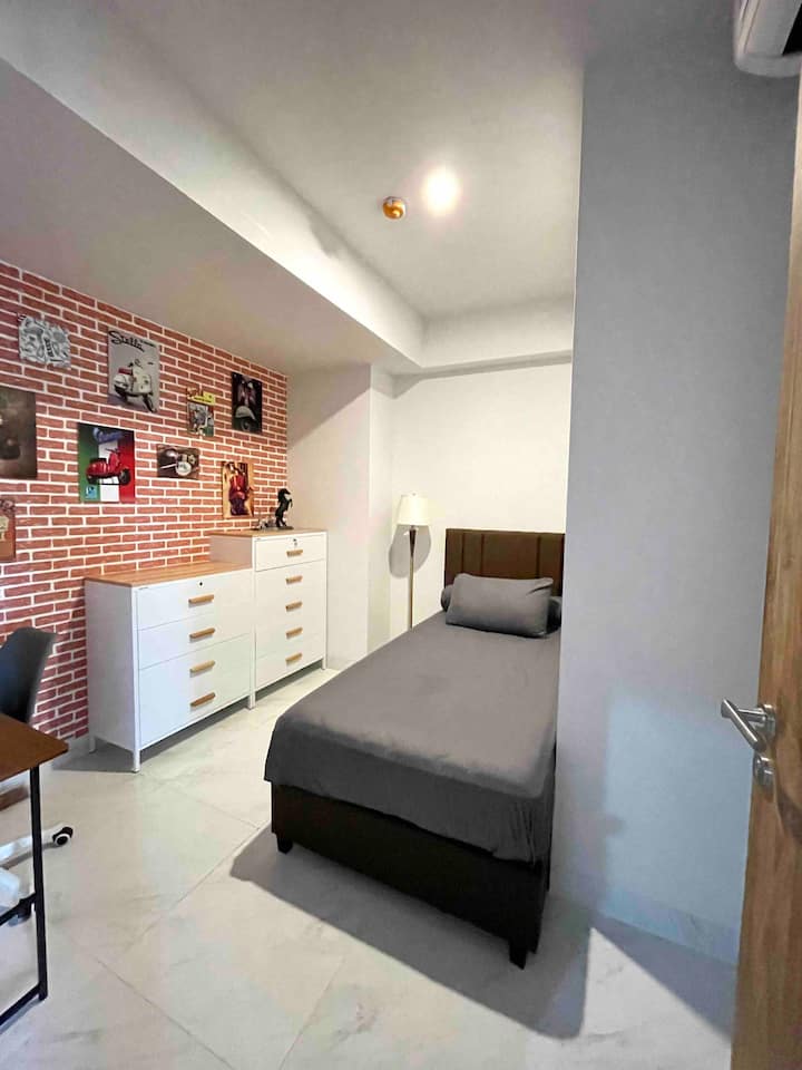 חדר שלישי 
סוג מיטת יחיד 
אווירה של בני נוער.
מיזוג אוויר מלא
יש שולחן כתיבה וכיסא ללימודים או לעבודה.
מגירות שבהן מאוחסנים בגדים וציוד.